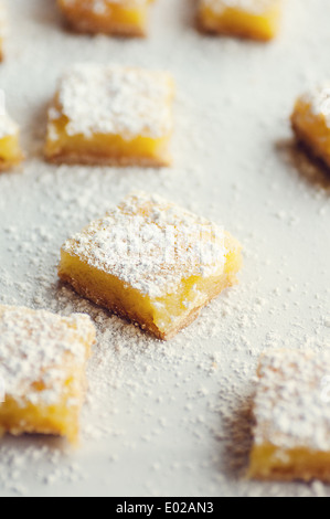 Pikanter süße Zitrone Bars mit Zitrone garnieren und Zucker des Konditors Stockfoto