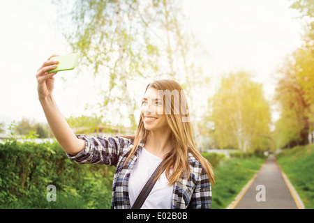 Schöne junge Frau mit dem Selfie fotografieren mit Telefon. Stockfoto