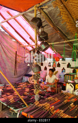 A stall verkauft Messer und Metall Töpfe finden Sie in einem burmesischen Flohmarkt Stockfoto