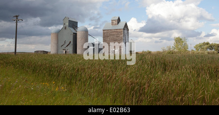 Panoramablick auf der Prärie Getreidesilos in Wolford, North Dakota Stockfoto