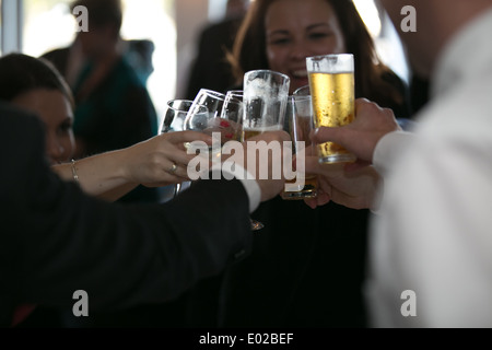 Gruppe junger Leute auf einer Party Gläser klirren Stockfoto
