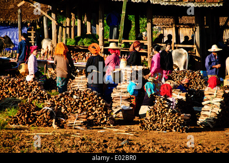 Einkaufen am Morgen Markt Thaung Tho, Inle See Brennholz Stockfoto