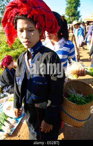 Eine Pa-o Frau einkaufen auf dem Morgenmarkt am Thaung Tho, Inle-See Stockfoto