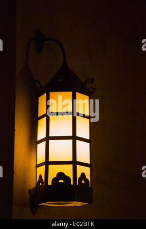 Laterne vor der Kathedrale Basilika des Heiligen Franziskus von Assisi bei Nacht in Santa Fe, New Mexico, USA Stockfoto