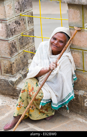 Ältere Frauen vor Entoto Maryam Kirche in Addis Ababa, Äthiopien Stockfoto