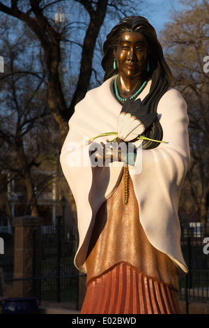 Native American Saint Kateri Tekakwitha Bronzestatue des Bildhauers Estella Loretto an der Kathedrale Basilika des Heiligen Franziskus von Assisi Stockfoto