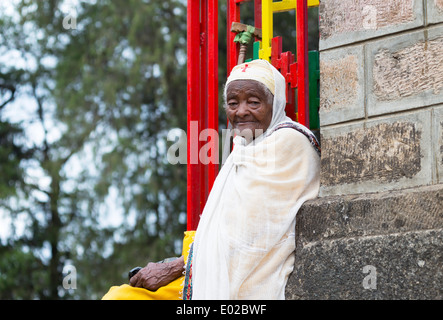 Ältere Frauen vor Entoto Maryam Kirche in Addis Ababa, Äthiopien Stockfoto