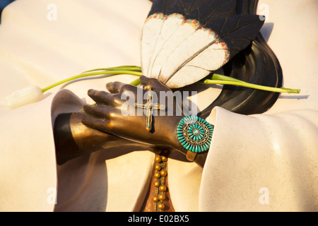 Native American Saint Kateri Tekakwitha Bronzestatue des Bildhauers Estella Loretto an der Kathedrale Basilika des Heiligen Franziskus von Assisi mit Tulip bietet Stockfoto