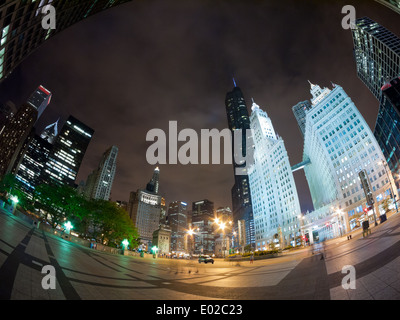 Wrigley Building, Trump International Hotel und Tower Chicago und die Nacht Skyline von Chicago aus North Michigan Avenue. Stockfoto