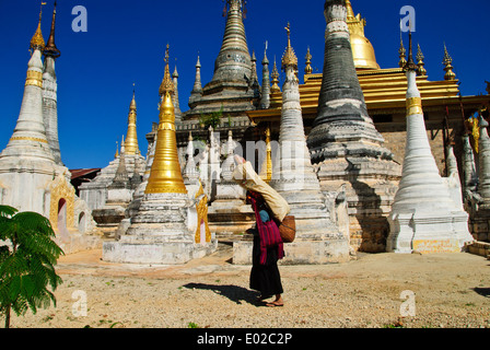 Eine Pa-o Frau zu Fuß zurück in ihre Heimat nach Morgenmarkt in Thaung Tho Stockfoto