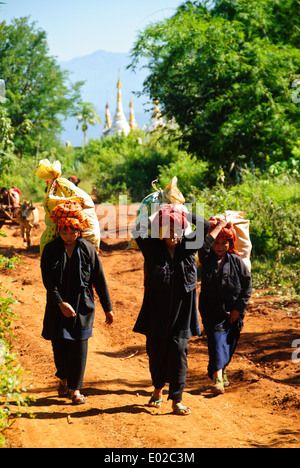 PA-o Frauen gehen zurück in ihre Heimat nach Morgenmarkt in Thaung Tho Stockfoto