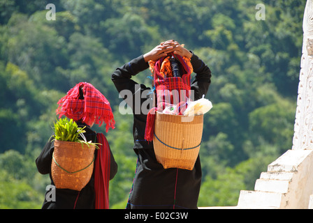 PA-o Frauen gehen zurück in ihre Heimat nach Morgenmarkt in Thaung Tho Stockfoto