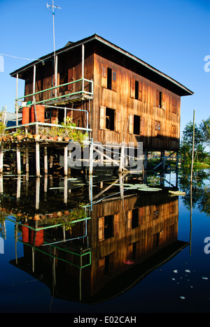 Ein Holzhaus gebaut auf Pfählen über dem Inle-See. Stockfoto