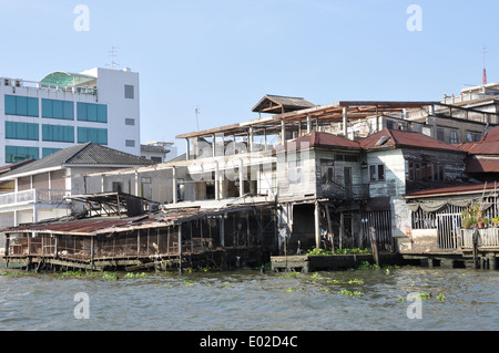 Holz- shanty Haus auf dem Chao Phraya River, Bangkok, Thailand. Stockfoto