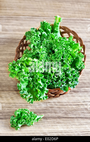 Frischen Grünkohl Blätter in Korb. Selektive konzentrieren. Stockfoto