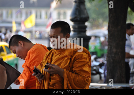 Zwei buddhistische Mönche, die Benutzung eines Mobiltelefons. Stockfoto