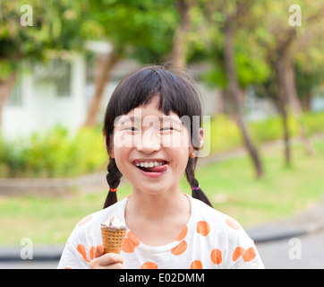 Niedliche kleine Mädchen essen Eis Stockfoto