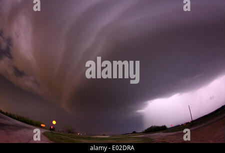 USA. 23. April 2014. Ein große TVS (tornadischen Wirbel Unterschrift) Donner Stürme Superzellen durchlaufen den Bundesstaat Texas Bereichen späten Mittwoch, 23. April 2014. Diese Gewitter sind heute als Vorläufer der was für das kommende Wochenende, Samstag, Sonntag Prognosen und Montag das wäre der bedeutendsten mehrtägige Tornado Outbreak in den USA seit 2011. Foto von gen Blevins/LA DailyNews/ZUMAPRESS © gen Blevins/ZUMAPRESS.com/Alamy Live News Stockfoto