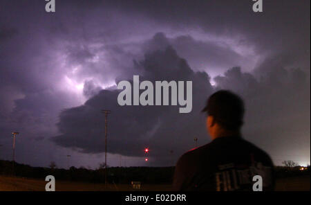 Newcastle, Texas, USA. 23. April 2014. USA. Eine große TVS (tornadischen Wirbel Unterschrift) Donner Stürme Superzellen übergeht Storm Chaser Fotograf Brad Mack späten Mittwoch, 23. April 2014. Diese Gewitter sind heute als Vorläufer der was für das kommende Wochenende, Samstag, Sonntag Prognosen und Montag das wäre der bedeutendsten mehrtägige Tornado Outbreak in den USA seit 2011. Foto von gen Blevins/LA DailyNews/ZUMAPRESS © gen Blevins/ZUMAPRESS.com/Alamy Live News Stockfoto