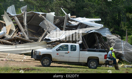 Pearl, Mississippi, USA. 29. April 2014. USA-Stromleitung Besatzungen entfernen Tornado Verschmutzungen von Hight Stromleitungen nach ein Tornado wenn durch späten Montagabend von Pearl Mississippi Dienstag, 29. April 2014. Ausbruch der schweren Stürme bis Mittwoch mit der Zahl der Todesopfer bei 35 für die letzten drei Tage weiterhin waren heute keine Tornados gemeldet. Foto von gen Blevins/LA DailyNews/ZumaPress Credit: gen Blevins/ZUMAPRESS.com/Alamy Live-Nachrichten Stockfoto