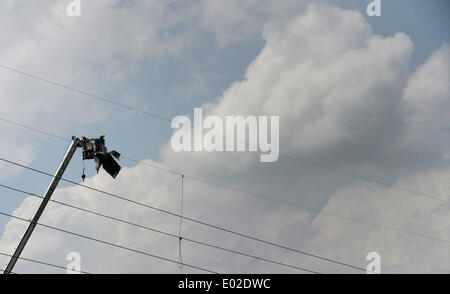 Pearl, Mississippi, USA. 29. April 2014. USA-Thunder Stürme Form in den Himmel als Power Line Besatzungen Tornado Verschmutzungen entfernen von Hight Stromleitungen nach ein Tornado wenn durch späten Montagabend von Pearl Mississippi Dienstag, 29. April 2014. Ausbruch der schweren Stürme bis Mittwoch mit der Zahl der Todesopfer bei 35 für die letzten drei Tage weiterhin waren heute keine Tornados gemeldet. Foto von gen Blevins/LA DailyNews/ZumaPress Credit: gen Blevins/ZUMAPRESS.com/Alamy Live-Nachrichten Stockfoto