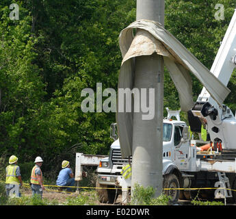 Pearl, Mississippi, USA. 29. April 2014. USA-Stromleitung Besatzungen entfernen Tornado Verschmutzungen von Hight Stromleitungen nach ein Tornado wenn durch späten Montagabend von Pearl Mississippi Dienstag, 29. April 2014. Ausbruch der schweren Stürme bis Mittwoch mit der Zahl der Todesopfer bei 35 für die letzten drei Tage weiterhin waren heute keine Tornados gemeldet. Foto von gen Blevins/LA DailyNews/ZumaPress Credit: gen Blevins/ZUMAPRESS.com/Alamy Live-Nachrichten Stockfoto