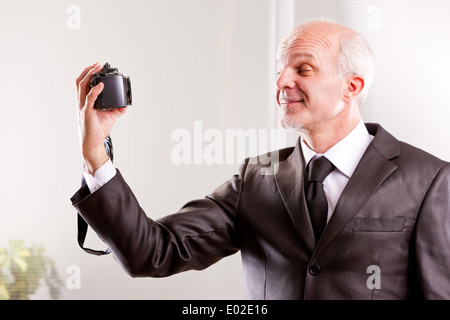 Geschäftsmann, ein Selbstporträt mit seiner Digitalkamera Stockfoto