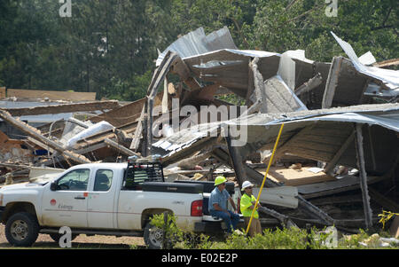 Pearl, Mississippi, USA. 29. April 2014. USA-Stromleitung Besatzungen umgehen Zusammenbruch Gebäude nach einem Tornado wenn durch späten Montagabend von Pearl Mississippi Dienstag, 29. April 2014. Ausbruch der schweren Stürme bis Mittwoch mit der Zahl der Todesopfer bei 35 für die letzten drei Tage weiterhin waren heute keine Tornados gemeldet. Foto von gen Blevins/LA DailyNews/ZumaPress Credit: gen Blevins/ZUMAPRESS.com/Alamy Live-Nachrichten Stockfoto