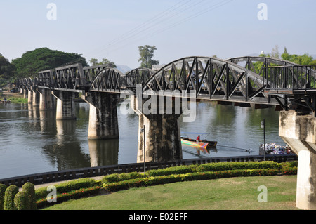 Brücke über den Mae Klong River, während WW ll von POW's gebaut und bekannt durch den Film "Die Brücke über den Kwai Rive". Stockfoto