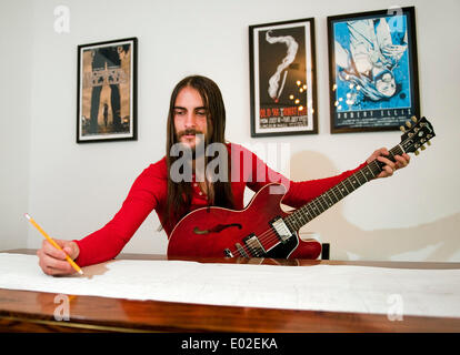 San Marcos, Texas, USA. 30. Mai 2012. Houston Musiker ROBERT ELLIS im Musikzimmer von seiner Heimat San Marcos. Der Raum, der früher im Wohnzimmer, wurde von Houston ansässige Barbara Hill und niederländische kleine entworfen. © Ashley Landis/ZUMA Wire/ZUMAPRESS.com/Alamy Live-Nachrichten Stockfoto