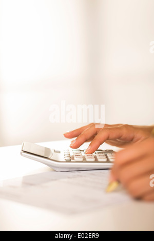 Weibliche Finger Schreibtisch innen weiß Rechnung Rechnung Stockfoto