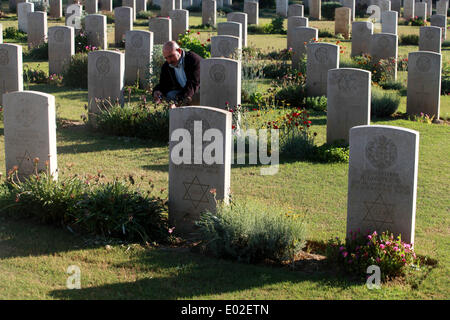 Gaza, Palästinensische Gebiete. 30. April 2014. Palästinensische Gradaa Issam Heuschrecken arbeiten in der Nähe der Gräber von britischen Soldaten und die Juden im ersten Weltkrieg auf dem britischen Friedhof in Gaza-Stadt, am 30. April 2014. Tag eines jeden Jahres ist der Nationalfeiertag um die Soldaten zu gedenken diente und in dem Krieg zwischen 1914 und 1918 starb. Bildnachweis: Majdi Fathi/NurPhoto/ZUMAPRESS.com/Alamy Live-Nachrichten Stockfoto