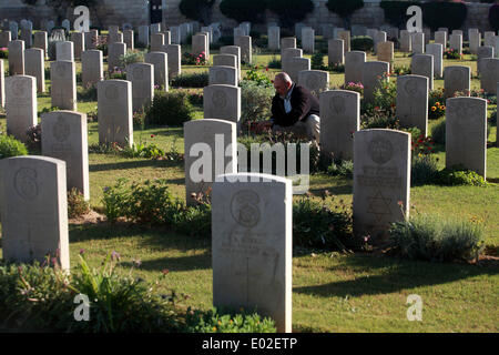 Gaza, Palästinensische Gebiete. 30. April 2014. Palästinensische Gradaa Issam Heuschrecken arbeiten in der Nähe der Gräber von britischen Soldaten und die Juden im ersten Weltkrieg auf dem britischen Friedhof in Gaza-Stadt, am 30. April 2014. Tag eines jeden Jahres ist der Nationalfeiertag um die Soldaten zu gedenken diente und in dem Krieg zwischen 1914 und 1918 starb. Bildnachweis: Majdi Fathi/NurPhoto/ZUMAPRESS.com/Alamy Live-Nachrichten Stockfoto