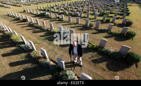 Gaza, Palästinensische Gebiete. 30. April 2014. Palästinensische Gradaa Issam Heuschrecken arbeiten in der Nähe der Gräber von britischen Soldaten und die Juden im ersten Weltkrieg auf dem britischen Friedhof in Gaza-Stadt, am 30. April 2014. Tag eines jeden Jahres ist der Nationalfeiertag um die Soldaten zu gedenken diente und in dem Krieg zwischen 1914 und 1918 starb. Bildnachweis: Majdi Fathi/NurPhoto/ZUMAPRESS.com/Alamy Live-Nachrichten Stockfoto