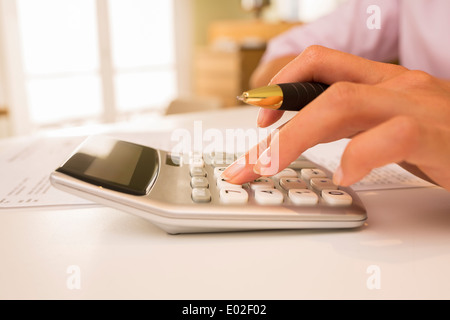 Weibliche Finger Schreibtisch innen weiß Rechnung Rechnung Stockfoto