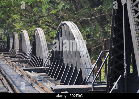 Brücke über den Mae Klong River, während WW ll von POW's gebaut und bekannt durch den Film "Die Brücke über den Kwai Rive". Stockfoto