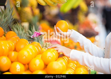 Weiblichen close-up Hand Apfel orange Stockfoto