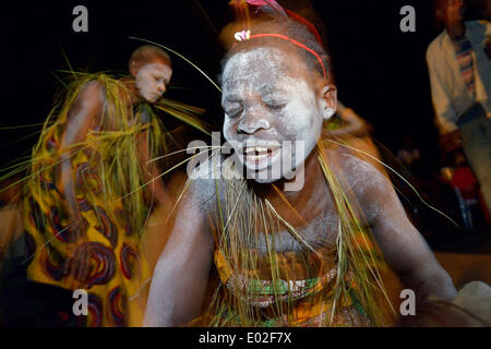 Kranke Frau Tanz Heilung, Heilung Zeremonie, Nkala, Bandundu Provinz, demokratische Republik Kongo Stockfoto