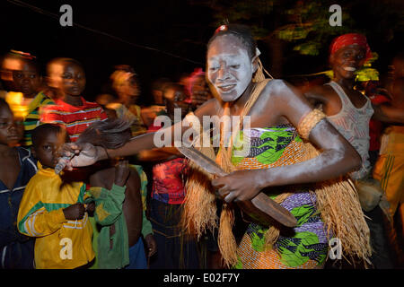 Kranke Frau Tanz Heilung, Heilung Zeremonie, Nklala, Bandundu Provinz, demokratische Republik Kongo Stockfoto