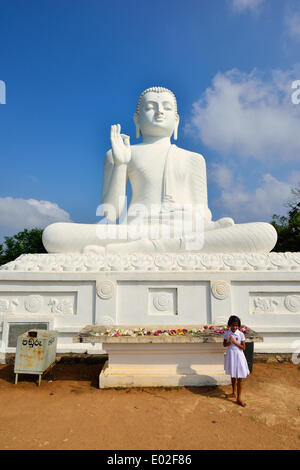 Buddha-Statue im Lotussitz in das buddhistische Kloster von Mihintale, Anuradhapura, North Central Province, Sri Lanka Stockfoto