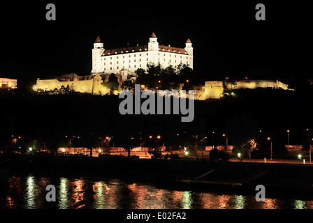 Burg von Bratislava mit Reflexion in Donau, Slowakei Stockfoto