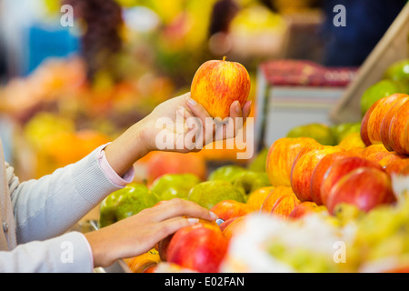 Weiblichen close-up Hand Apfel orange Traube Stockfoto