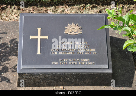 Grabstein in der Kanchanaburi War Cemetery, eines australischen Soldaten, gestorben auf dem Thai - Burma-Bahn während WW ll. Stockfoto