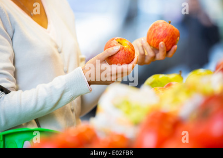 Weiblichen close-up Hand Apfel orange Traube Stockfoto