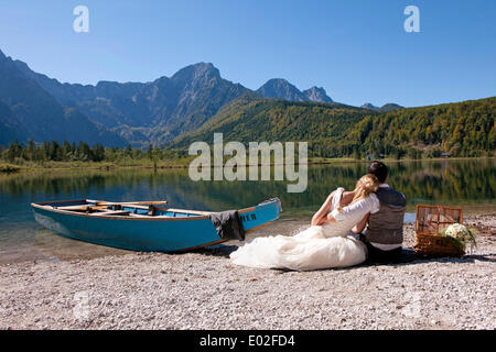 Hochzeit Ehepaar mit einem Boot am Almsees See, Totes Gebirge, toten Berge, Salzkammergut, Oberösterreich, Österreich Stockfoto