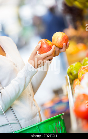 Weiblichen close-up Hand Apfel orange Traube Stockfoto