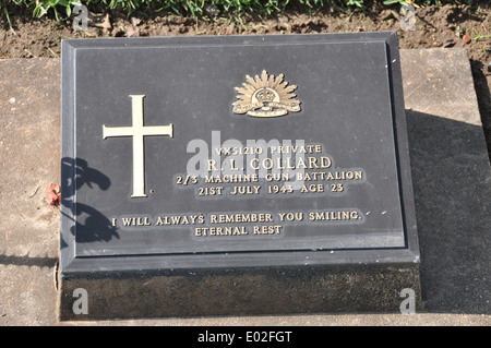 Grabstein in der Kanchanaburi War Cemetery, eines australischen Soldaten, gestorben auf dem Thai - Burma-Bahn während WW ll. Stockfoto