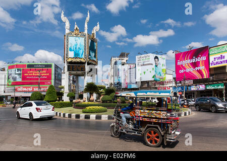 Uhrturm, Tuk-Tuk an einem Kreisverkehr, Udon Thani, Isan oder Isaan, Thailand Stockfoto
