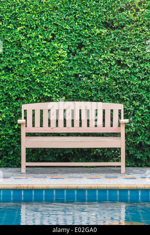 Longchair schmücken Schwimmbad niemand Blatt Baum Umgebungshintergrund Stockfoto