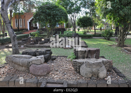Ruinen eines n alten thailändischen buddhistischen Tempel und Verwaltungsgebäude. Stockfoto